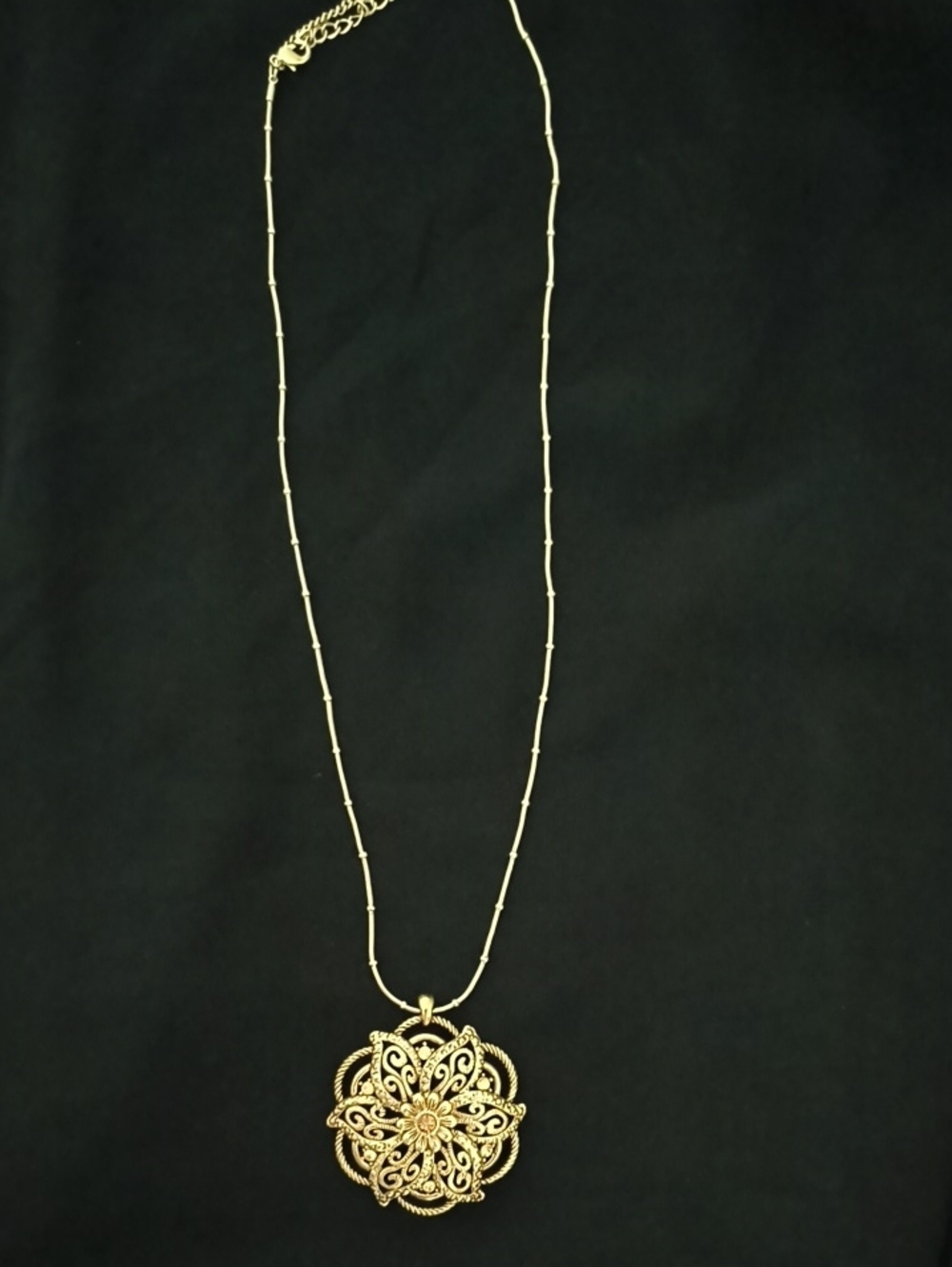 Elegant Filigree Medallion Pendant Necklace - Gold